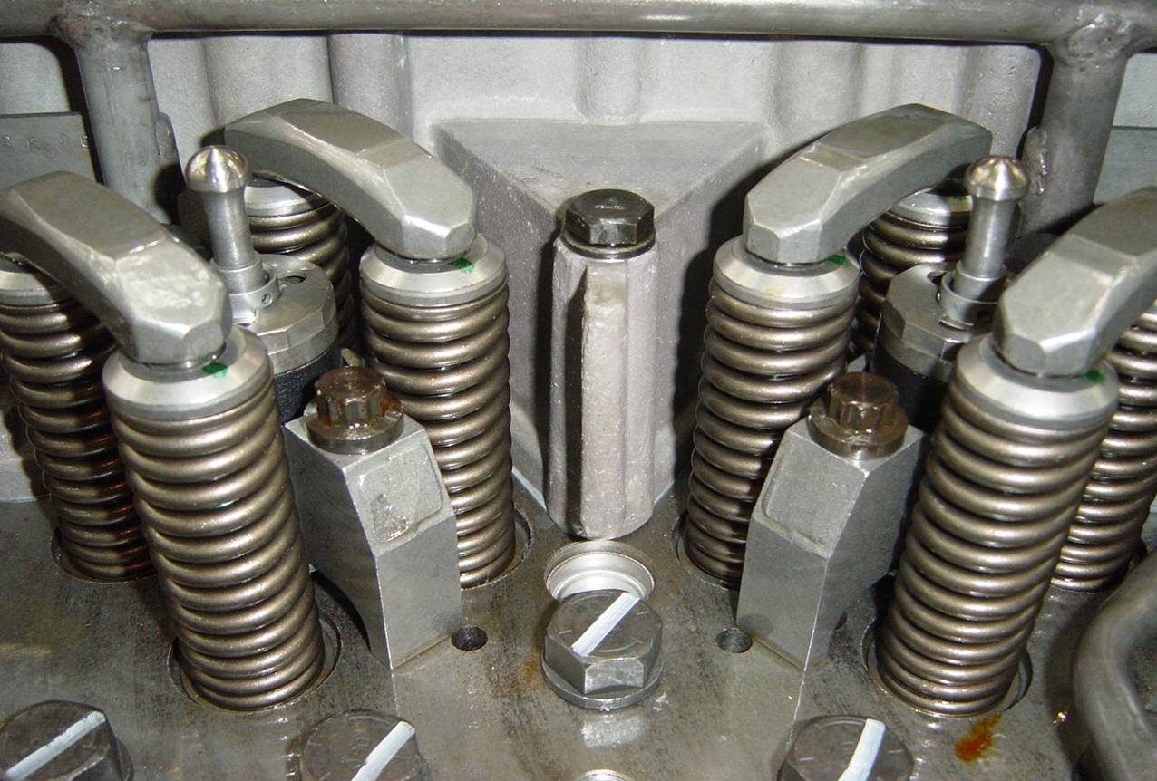 康明斯柴油發(fā)動機(jī)氣缸體蓋總成