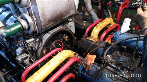 測量三菱S6R柴油發(fā)動(dòng)機(jī)氣缸頭下表面的變形