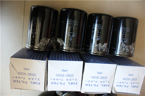 三菱S6R-PTA柴油發(fā)動機進氣管和空氣過濾器